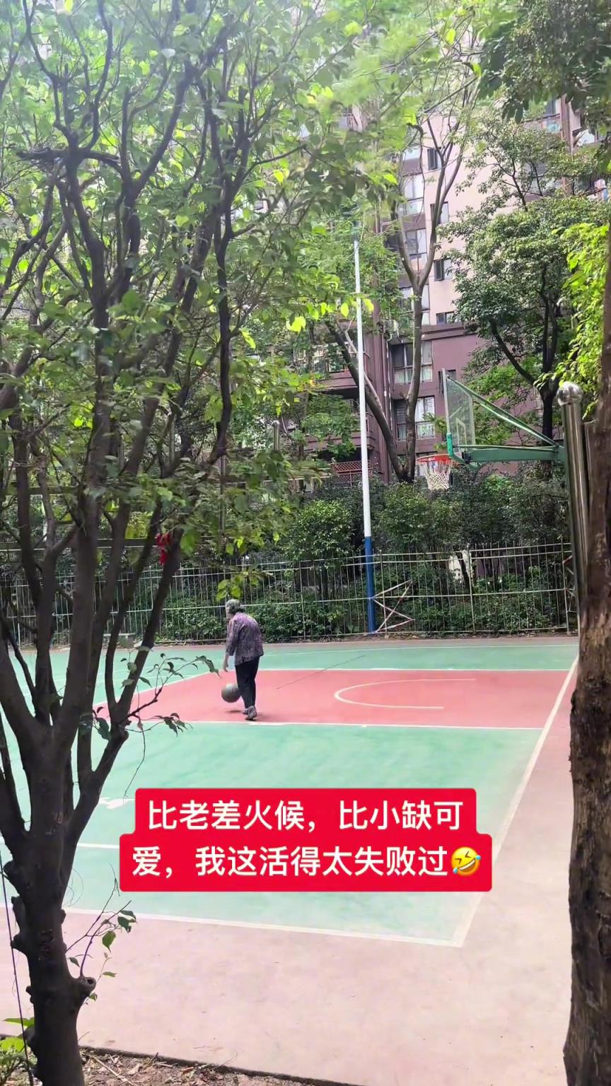 這阿婆單手一投一個準(zhǔn)，姜還是老的辣